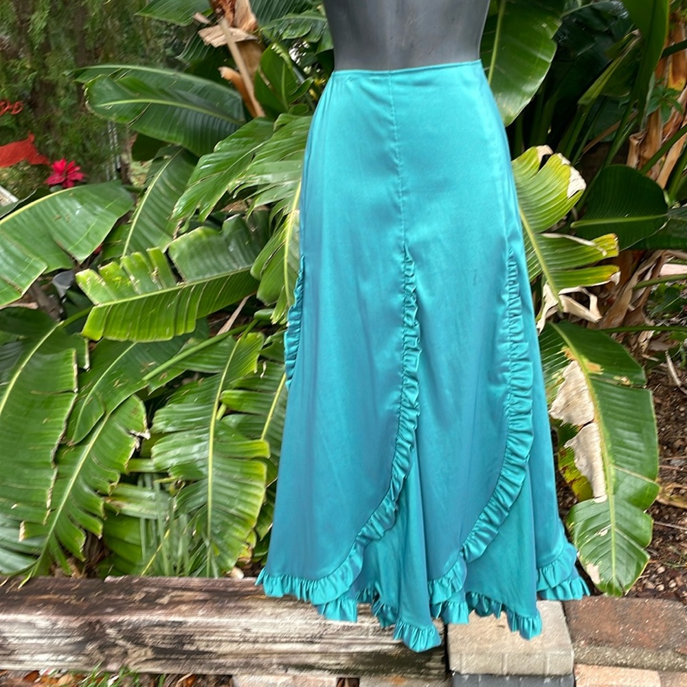 Carries iridescent metallic trumpet skirt